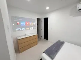 1BR near Hollywood Guitar with Private Patio
