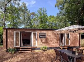 Atara Abode - Chalet voor 4 personen bij De Hoge Veluwe met tuin, Hotel in Hoenderloo
