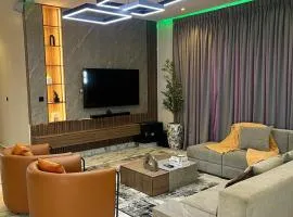Luxury 2 Bedroom Penthouse Apartment with Free WiFi & 24hrs Electricity