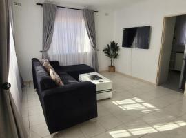 2 Bed Cottage close to Westgate Shopping Centre, khách sạn ở Harare