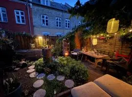Cozy City Center Chambers with Kitchen and Garden