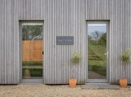 The Fold, A Stylish 2-Bed Countryside Retreat with Parking