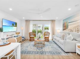 The Beach Villa in Juno! 1-Steps to the Beach, hotel v destinaci Juno Beach