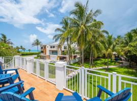Designer Beachside Serenity Steps to the Beach!, hotel v destinaci Juno Beach
