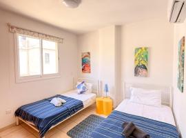Emerald Sea Retreat 2 min from Mackenzie Beach and airport, hotel i Scala
