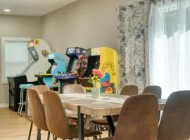 Benton Beach House 4 Bedrooms 3 Full Bathrooms Bike to Beach and St Joseph River Arcade Games Cornhole Firepit Grill