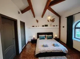 Vintage House Apart