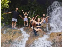 Accomodation ,Scoter Rental & Tours 7Waterfalls, отель в городе Хуаюа
