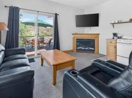 Cozy 1BR Retreat with Deck Views & Jetted Tub