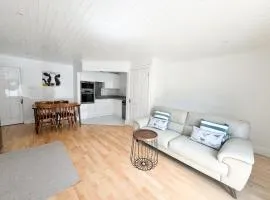 Ground floor 2BR parking x 2 train and bus 5 min