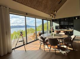 LyNora - Luxury Northern Lights Lodge with Jacuzzi & Lyngen Alps view, Hotel in Indre Ravelseidet