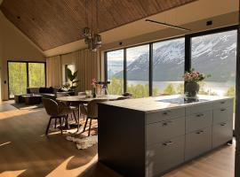 LyNora - Luxury Northern Lights Lodge with Jacuzzi & Lyngen Alps view โรงแรมในIndre Ravelseidet