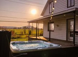 Rustic Chalet Hideaway - Hot Tub & Trail Access