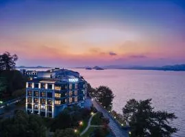 voco Thousand Island Lake by IHG