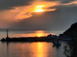 Sunset Hotel Kini Beachside, hotell i Kinion
