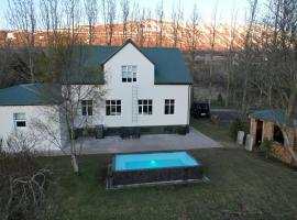 Prestssetrið - Luxury Lodge near Akureyri with large hot tub: Eyjafjaroarsveit şehrinde bir otel