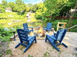 Hot Tub, Fire pit & Pet-friendly Riverside Retreat, Hotel in New Braunfels