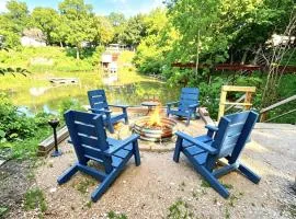 Hot Tub, Fire pit & Pet-friendly Riverside Retreat