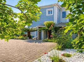 Villa Nirvana - Sea View Maisonette in Roda, Offering Tranquility and Comfort on the Enchanting Northern Coast of Corfu, hotelli kohteessa (( Litherés ))