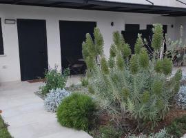 מנות בטבע, hotel u gradu 'Manot'