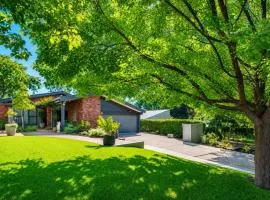 A Striking Contemporary Home in the Heart of Dubbo 5mins drive to DUBBO ZOO & 4mins to DUBBO GOLF CLUB & 9mins to DUBBO AIRPORT