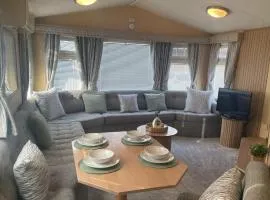 Meadow Lakes 64, 2 double Bedrooms, TVs in each room, pet friendly , WiFi & bed linen - Golden Palm Resort - Meadow Lakes Caravan & Lodge Hire