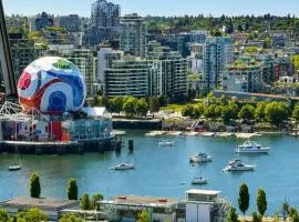 3-Bedrooms premium apartemnt with stunning 180 water, mountain and city view Pool Hot Tub and Gym Heart of Downtown Skytrain 3mins walk to FIFA STADIUM