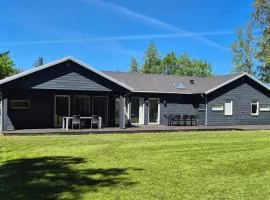 Luxury Holiday Home Near Beach And Restaurant