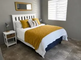 Stay a While Self catering - Close to Greenacres Hospital, free Wi-Fi, and secure parking