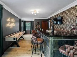 Poker-Bar-Shuffleboard-Firepit-Walkable-Sleeps 10