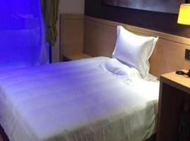 IU Hotel Xuzhou Fengxian Liubang Plaza, hotel di Feng