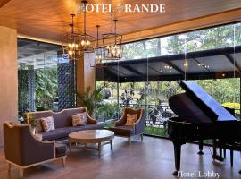 HOTEL GRANDE: Camp John Hay şehrinde bir otel
