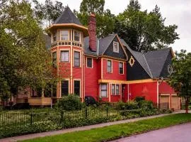 Historic 1895 Victorian - 7 BR - Sleeps 12 - Grill