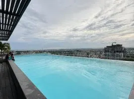 Luxury Airport Studio Pool & Gym The lennox