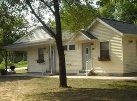 Tranquil Cottage with Picnic Table and Fire Ring in Trempealeau, Wisconsin