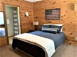 Simple Cabin with Queen Sized Bed near the Ozark National Forest, Perfect for a Glamping Getaway