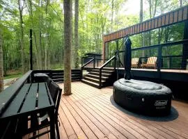 Creekside Glass Suite - Unit 2 (Pet Friendly)
