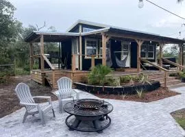 Off-Grid, Lakeside Tiny Home in Punta Gorda, Florida, Perfect for a Weekend Getaway