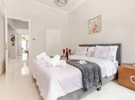 Enora Loutraki Guesthouse