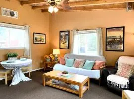 Charming Cabin with Kitchen and River Views, Perfect for a Glamping Retreat in Northern California