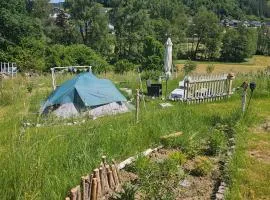 Naturcamping Igluzelt mit Hund im Privatgarten