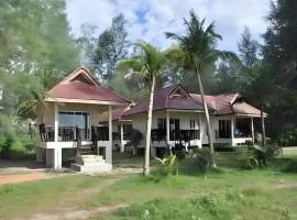 Pranee Beach Bungalows