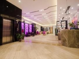 Lavande Hotel Liupanshui Zhongshan Avenue Shuicheng Ancient Town، فندق في Shuicheng