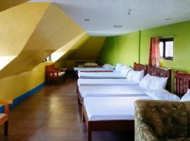 RedDoorz Hostel @ Baguio Tourist Cabin: Camp Seven şehrinde bir otel