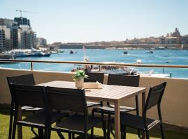 Exclusive Seafront Townhouse Central Sliema, Valletta Sea view, hotel a Sliema