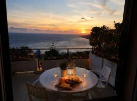 Panoramic Sea View Apartment in Ospedaletti, hotel a Ospedaletti