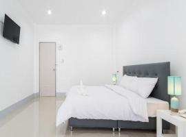 DK Grand Hotel, hotelli kohteessa Ban Kaeo