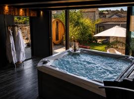 3 Waters Spa Loft Wellness Luxe avec Jacuzzi, Sauna & Hammam privatifs dans les Ardennnes, hotel em Winenne
