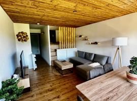 Le Nid Cozy - Appart avec Piscine, Terrain de Tenis et Balcon: Métabief şehrinde bir otel