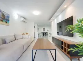Spacious Luxury Beach Getaway by Torohome